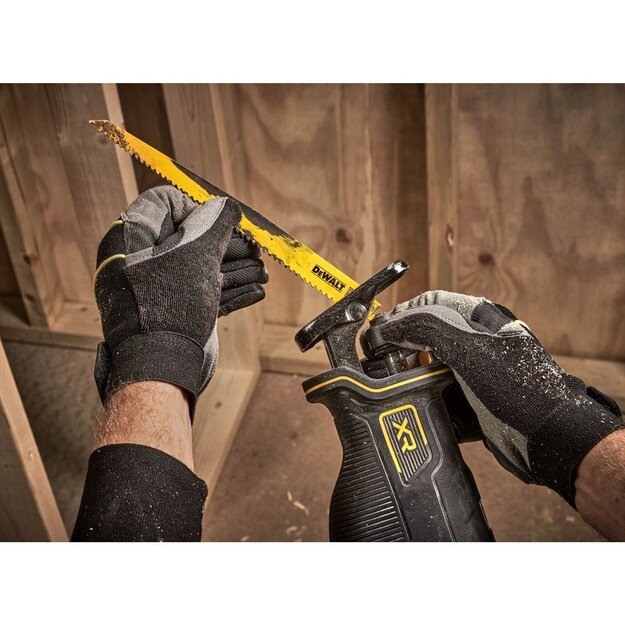 DeWALT DCS382N-XJ reciprocating saw 1