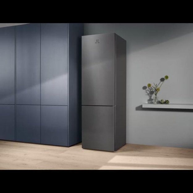 201 cm auk&scaron;čio  ner plieno spalvos No Frost &scaron;aldytuvas su &scaron;aldikliu Electrolux LNT5ME36U1