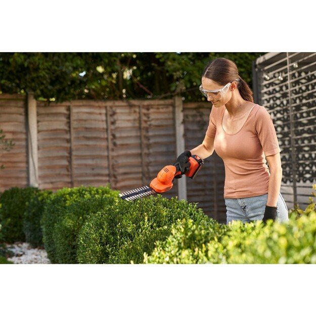 Black & Decker BCSS18D1-QW power hedge trimmer