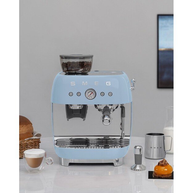 Smeg EGF03PBEU Espressomaschine, Kaffeevollautomat 50s Style, pastellblau