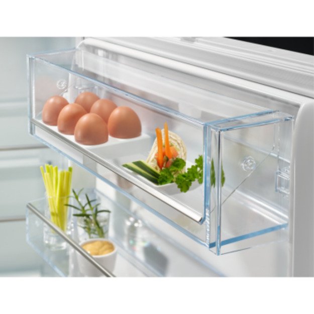 178 cm.  įmontuojamas &scaron;aldytuvas su &scaron;aldikliu Electrolux ENZ9MC18S