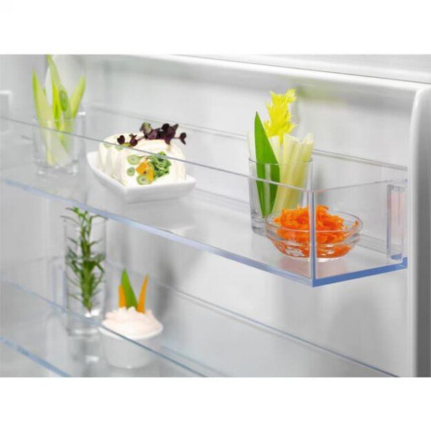 178 cm.  įmontuojamas &scaron;aldytuvas su &scaron;aldikliu Electrolux ENZ9MC18S