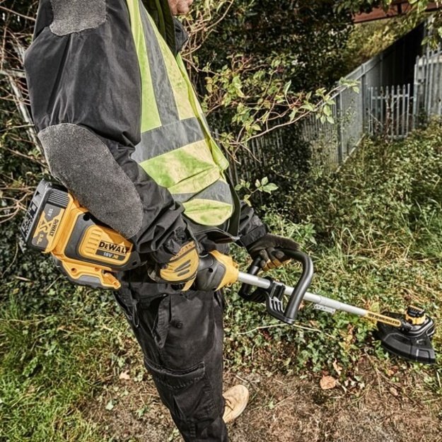 Trimeris  Aku 18v DCM561PBS-XJ DEWALT