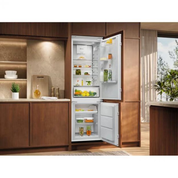 178 cm.  įmontuojamas &scaron;aldytuvas su &scaron;aldikliu Electrolux ENA7CE18S3