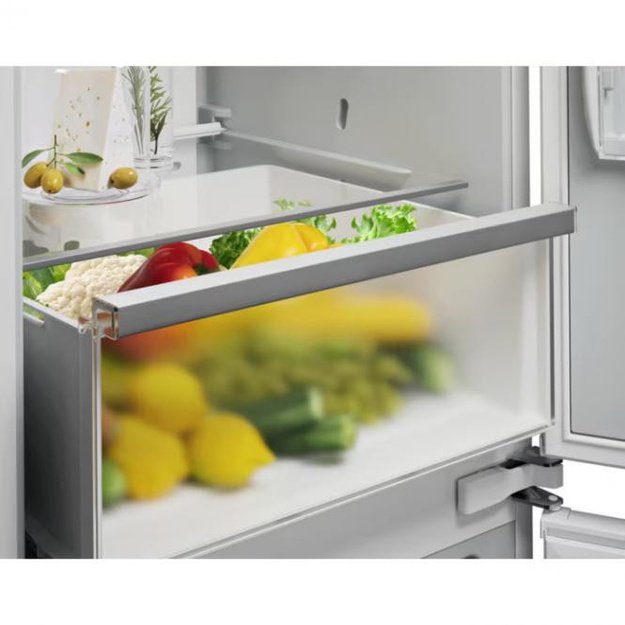 178 cm.  įmontuojamas &scaron;aldytuvas su &scaron;aldikliu Electrolux ENA7CE18S3