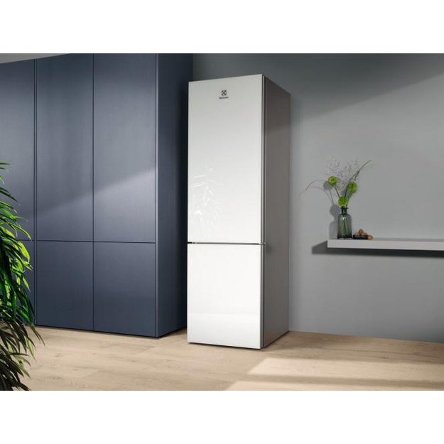201 cm auk&scaron;čio  balto stiklo durimis No Frost &scaron;aldytuvas su &scaron;aldikliu Electrolux LNT7ME36G2