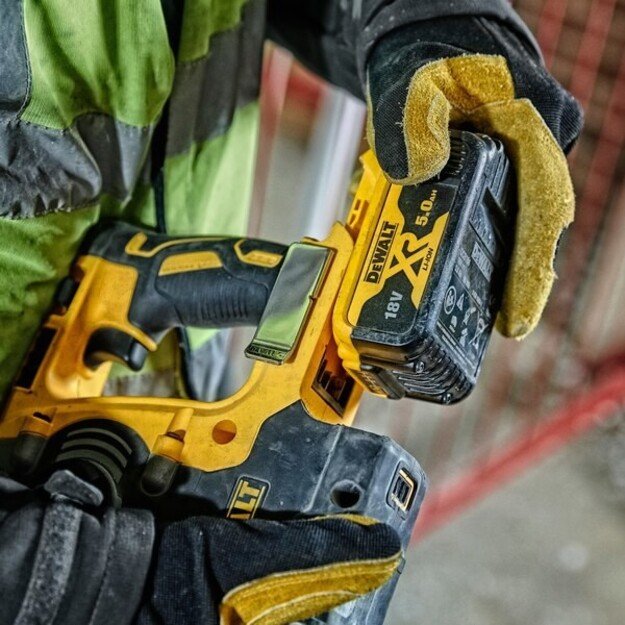 DEWALT M 4