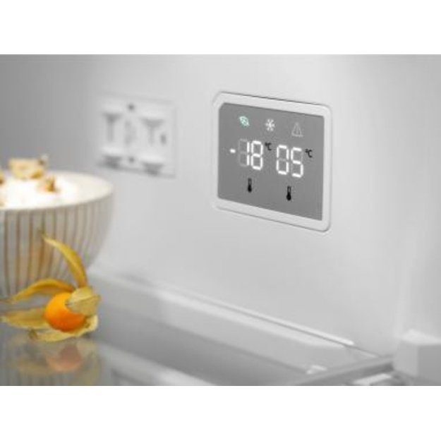 201 cm auk&scaron;čio  juodos spalvos No Frost &scaron;aldytuvas su &scaron;aldikliu Electrolux LNT6HC37K1