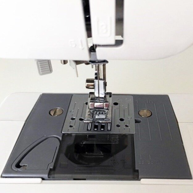 BROTHER RH127 SEWING MACHINE 1