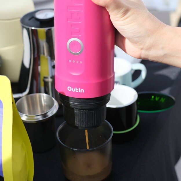 OUTIN NANO rankinis espresso kavos aparatas, tamsiai rožinė 3