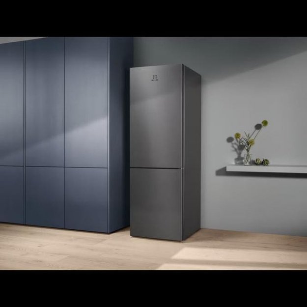 186 cm auk&scaron;čio  ner plieno spalvos No Frost &scaron;aldytuvas su &scaron;aldikliu Electrolux LNT5ME32U1
