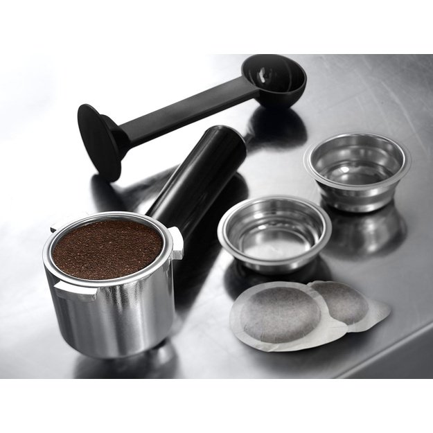 Delonghi | Dedica Pump Espresso | EC685.BK | Pump pressure 15 bar | Built-in milk frother | Semi-automatic | 1300 W | Black