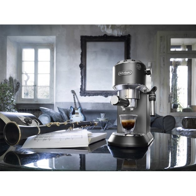 Delonghi | Dedica Pump Espresso | EC685.BK | Pump pressure 15 bar | Built-in milk frother | Semi-automatic | 1300 W | Black
