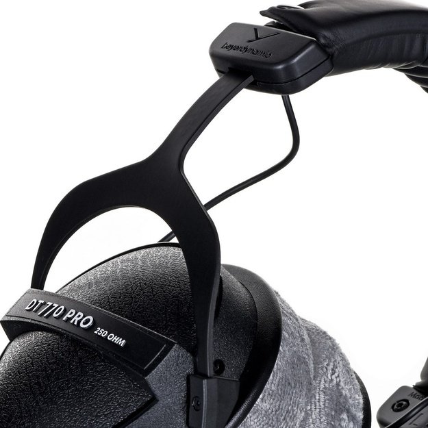 Beyerdynamic | Studio headphones | DT 770 PRO | Wired | On-Ear | Black