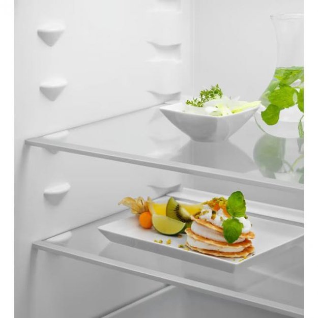 190 cm auk&scaron;čio ,70 cm pločio įmontuojamas &scaron;aldytuvas Electrolux E7TNAE75S