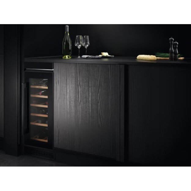 Įmontuojamas vyno &scaron;aldytuvas AEG AWS4020B5B