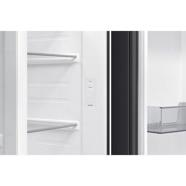 Side by side &scaron;aldytuvas Samsung RS90F Basic, RS70F64KEBEO