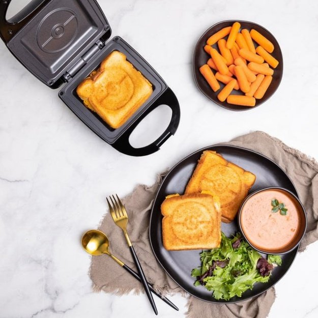 Uncanny Brands Pok&eacute;mon Pok&eacute; Ball Single Sandwich Maker