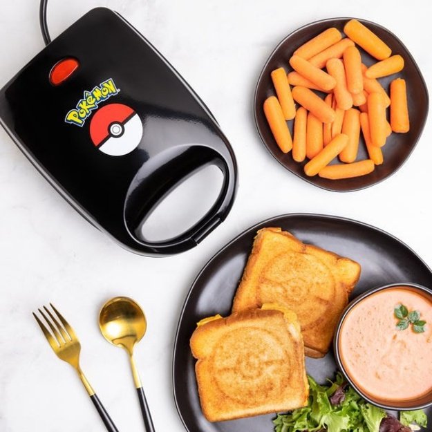 Uncanny Brands Pok&eacute;mon Pok&eacute; Ball Single Sandwich Maker