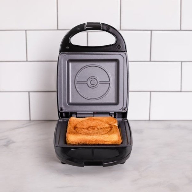 Uncanny Brands Pok&eacute;mon Pok&eacute; Ball Single Sandwich Maker