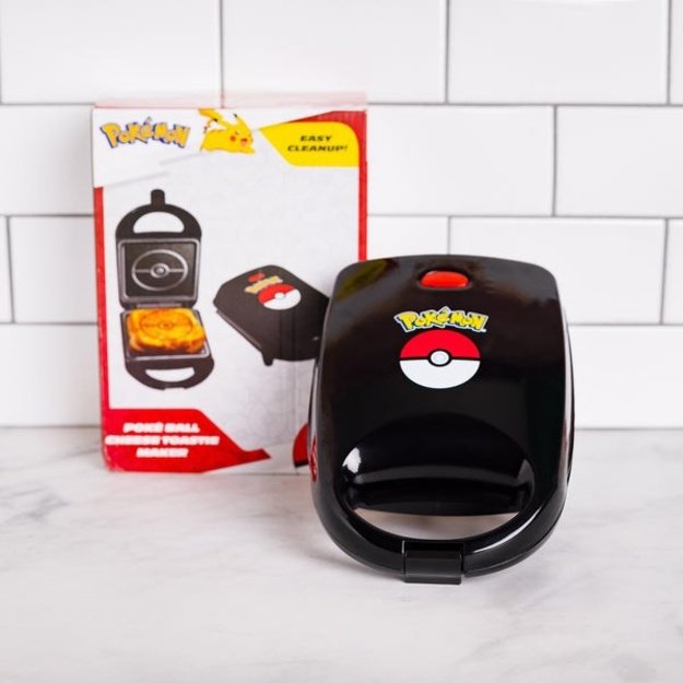 Uncanny Brands Pok&eacute;mon Pok&eacute; Ball Single Sandwich Maker