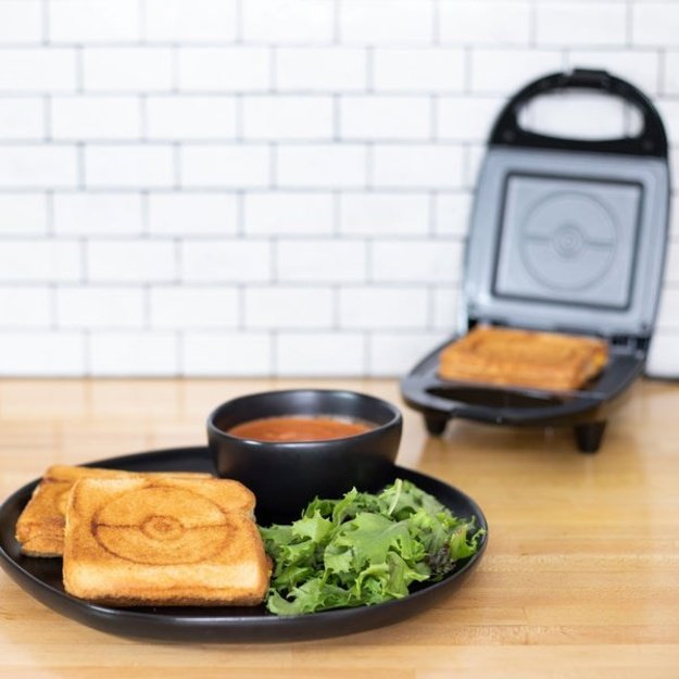 Uncanny Brands Pok&eacute;mon Pok&eacute; Ball Single Sandwich Maker