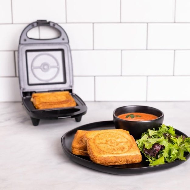 Uncanny Brands Pok&eacute;mon Pok&eacute; Ball Single Sandwich Maker