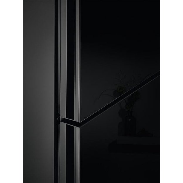 201 cm auk&scaron;čio  juodo stiklo durimis No Frost &scaron;aldytuvas su &scaron;aldikliu Electrolux LNT7ME36K2