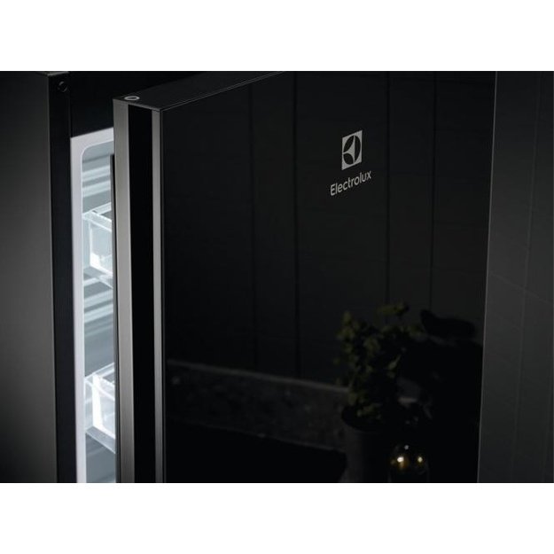 201 cm auk&scaron;čio  juodo stiklo durimis No Frost &scaron;aldytuvas su &scaron;aldikliu Electrolux LNT7ME36K2