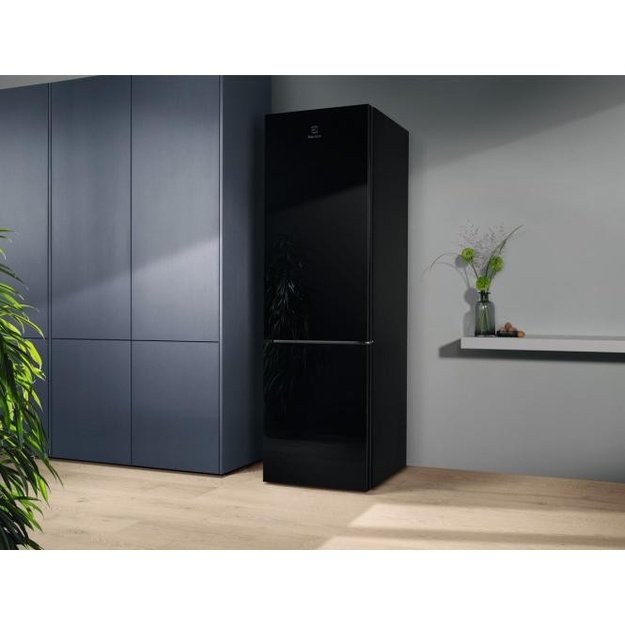 201 cm auk&scaron;čio  juodo stiklo durimis No Frost &scaron;aldytuvas su &scaron;aldikliu Electrolux LNT7ME36K2