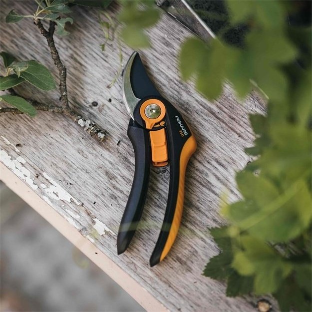 FISKARS SCISSOR PRUNING SHEARS PLUS P541