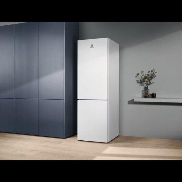 186 cm auk&scaron;čio baltos spalvos No Frost &scaron;aldytuvas su &scaron;aldikliu Electrolux LNT5ME32W1