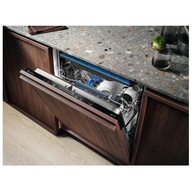 ELECTROLUX EEM48321L 4