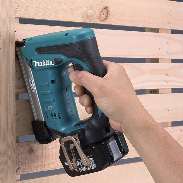 Stapler 18V DST221Z MAKITA 1